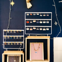 Boucles d'oreilles sur présentoir à bijoux
